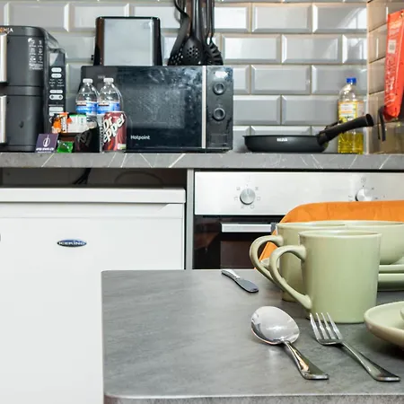 Centre Fully Equipped Perfect For Long Bradford (West Yorkshire)